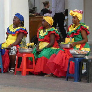 Lokale vrouwen verkopen fruit in Cartagena