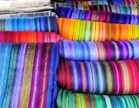 Ecuador-Otavalo-kleurrijke-stoffen