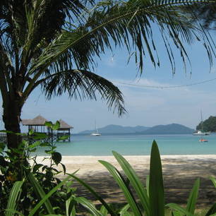 Maleisië-MaleisischBorneo-Sabah-GayaIsland-doorkijkje over een baai(8)