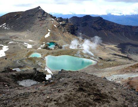 Tongariro-Alphine-Crossing-Lake-Emerald-1