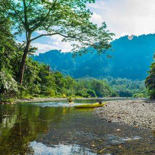 Indonesie-sumatra-bukit-lawang-kajak-in-mooie-omgeving